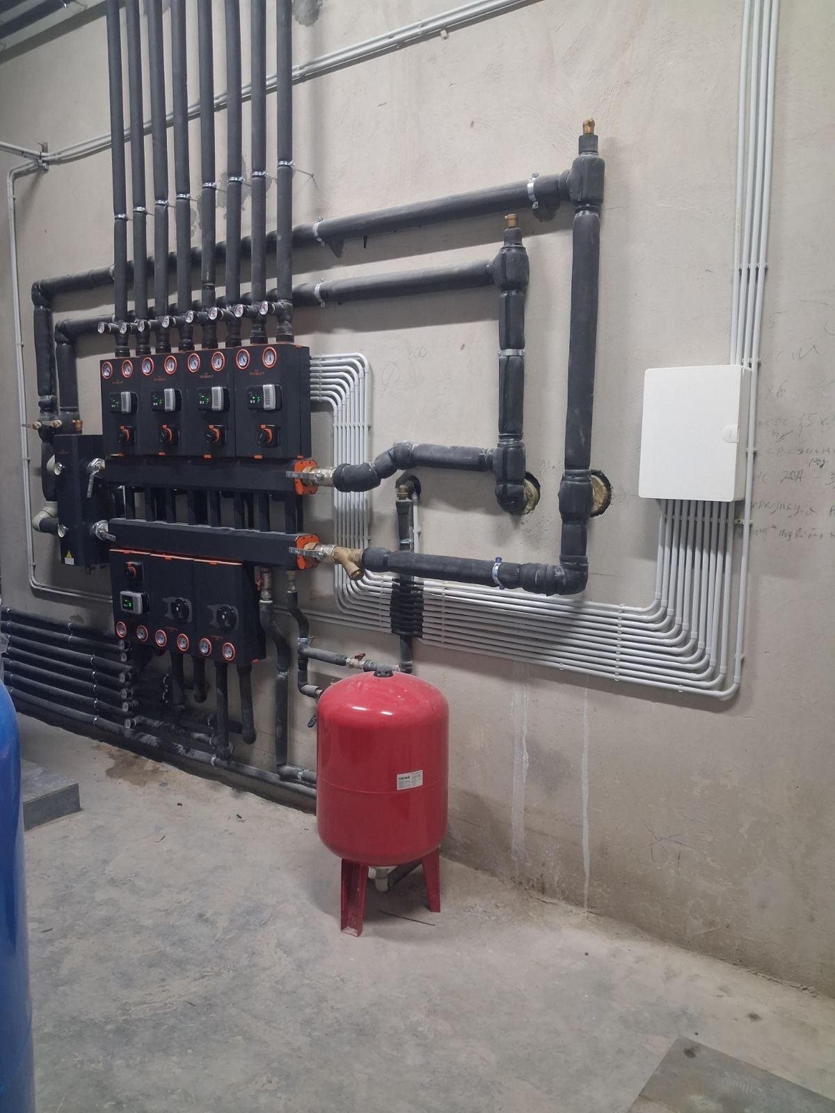 Educational institution: manifold up to 200 kW with A-413 actuators