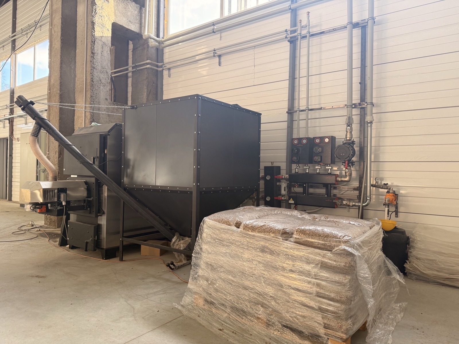150 kW pellet boiler room with hydraulic separator and manifold